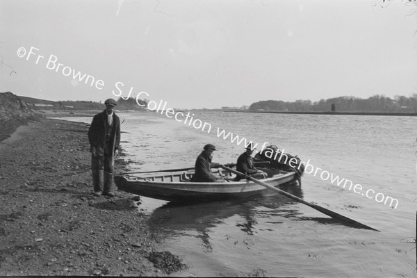 FISHERMAN ON BOYNE  SETTING OUT TO CAST NETS